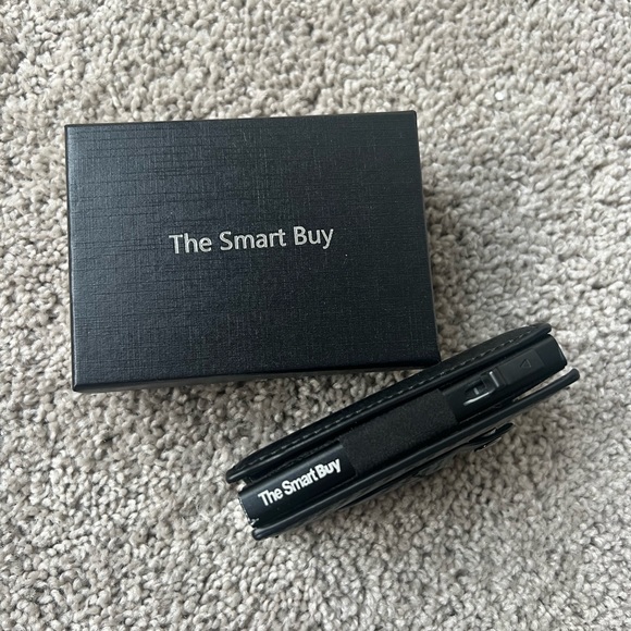 26. The Smart Buy Airtag Wallet - Picture 2 of 8